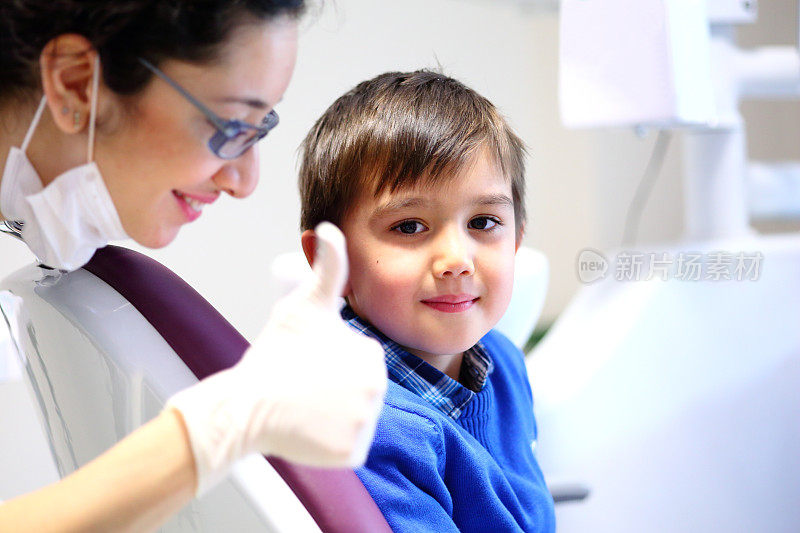 牙医和小男孩病人