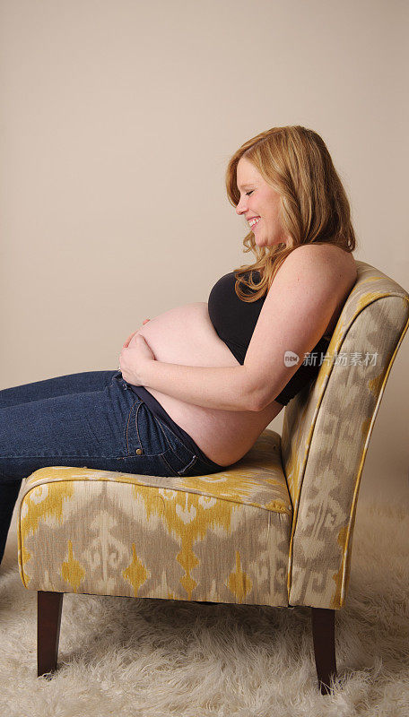 坐在椅子上的快乐孕妇