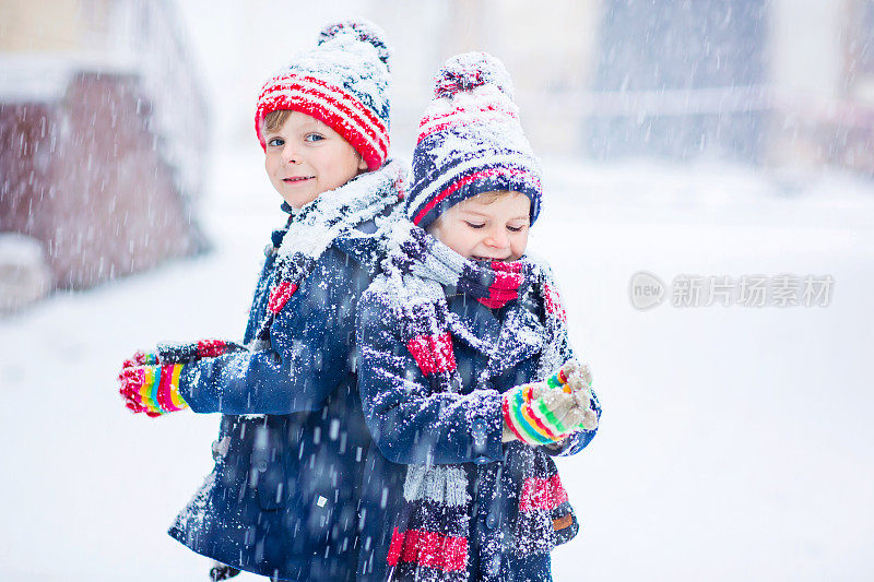 快乐的孩子们在冬天玩雪