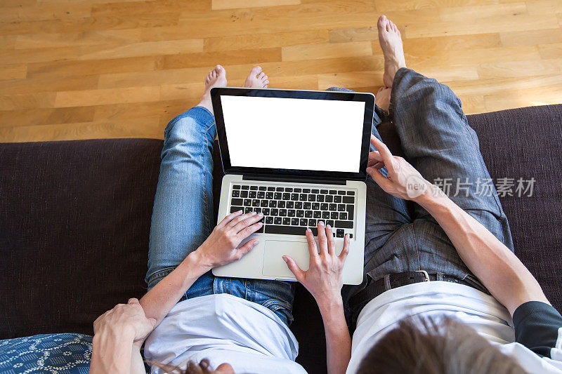 夫妇在家里用笔记本上网，黑屏