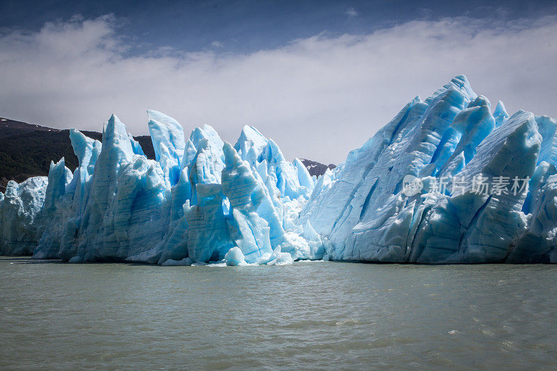 灰色冰川的明亮冰山，托雷斯德尔潘恩，智利。
