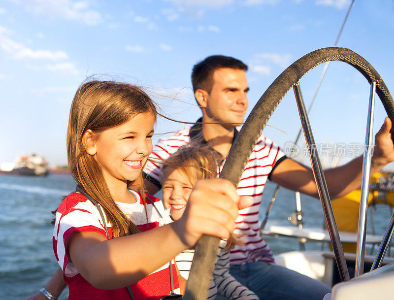 年轻的父亲和可爱的女儿在一艘大船上