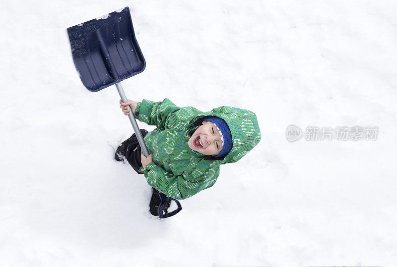 快乐的孩子取出雪铲