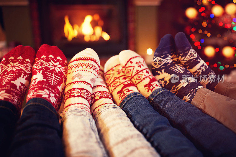 冬天，一家人在壁炉旁穿着袜子