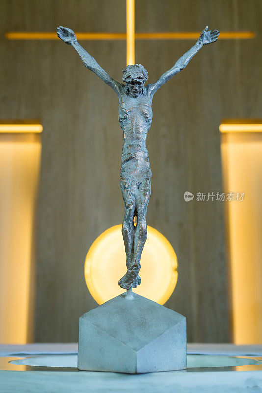 耶稣基督钉在十字架上的青铜雕像