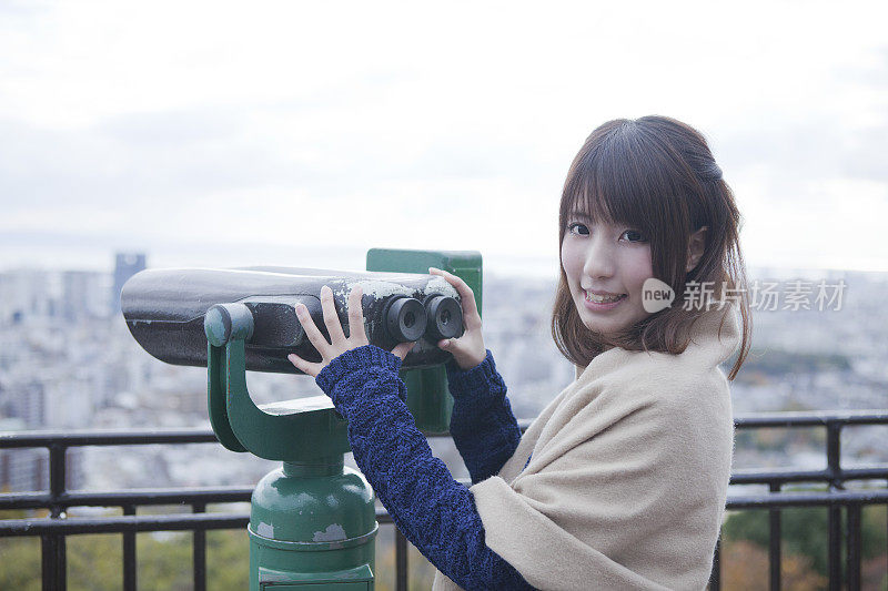 日本妇女使用双筒望远镜