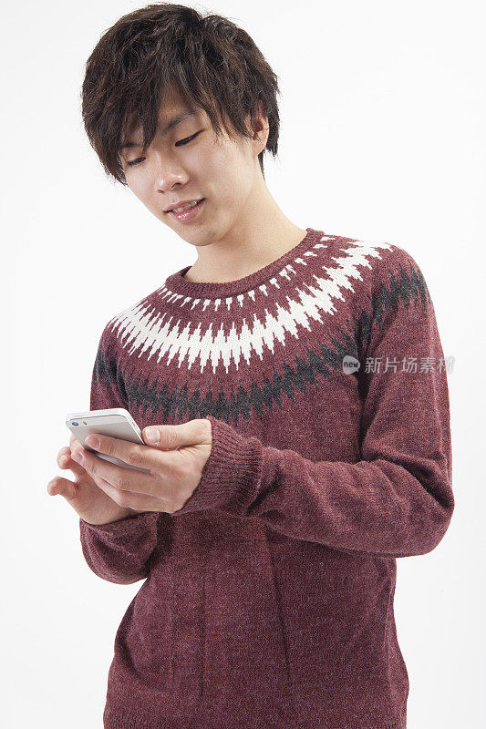 一名日本男子正在使用智能手机