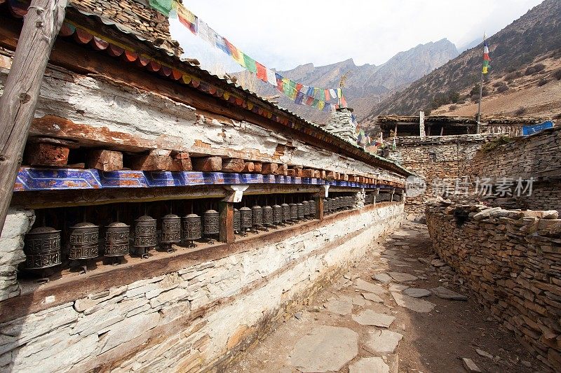 佛教的祷文很多墙上都有转经轮