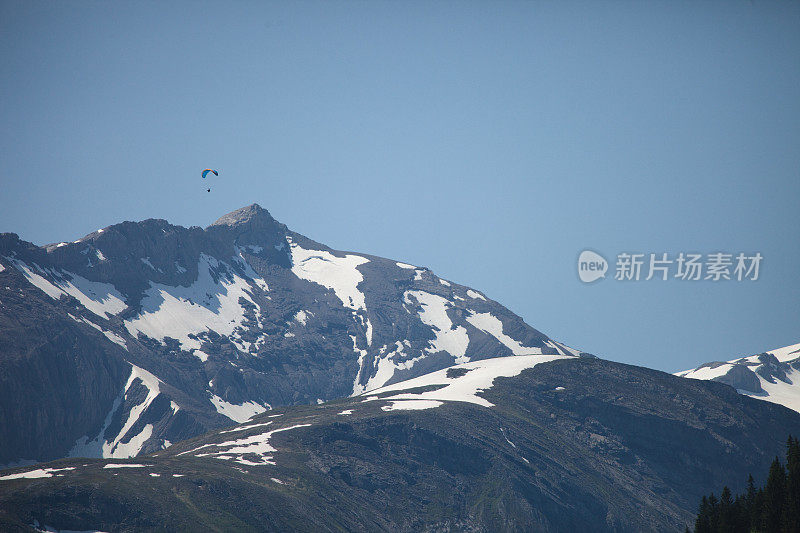 瑞士高空滑翔伞在阿尔卑斯山，山峰