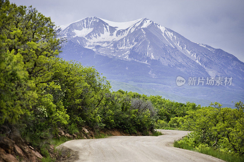 土路和令人惊叹的山景