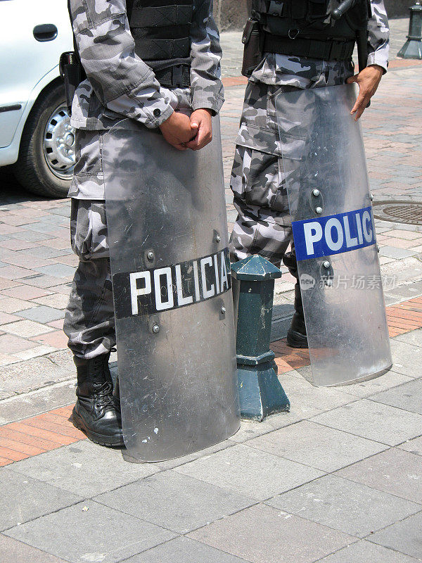 两名南美防暴警察