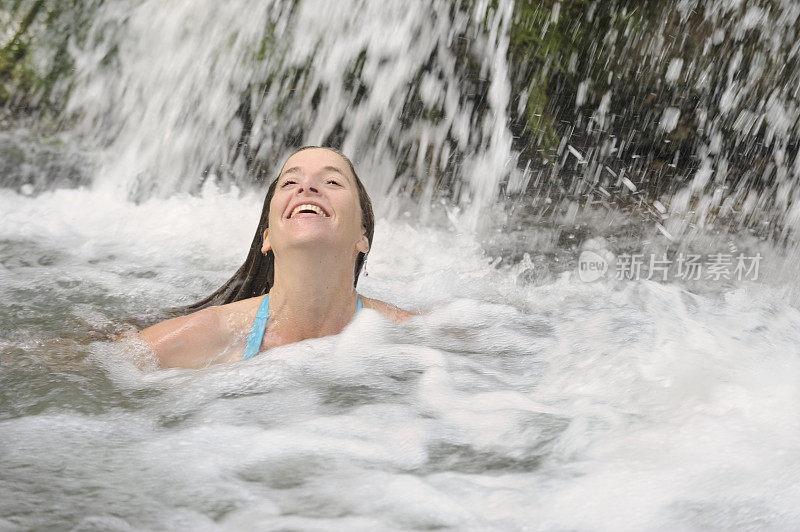 女人在瀑布中放松