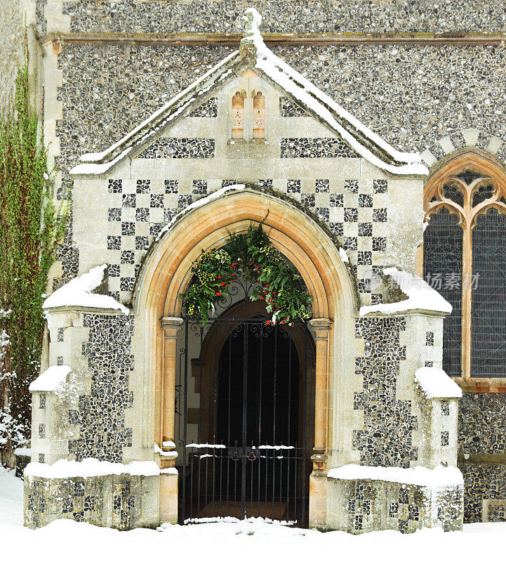 乡村教堂门口的自然圣诞装饰和雪