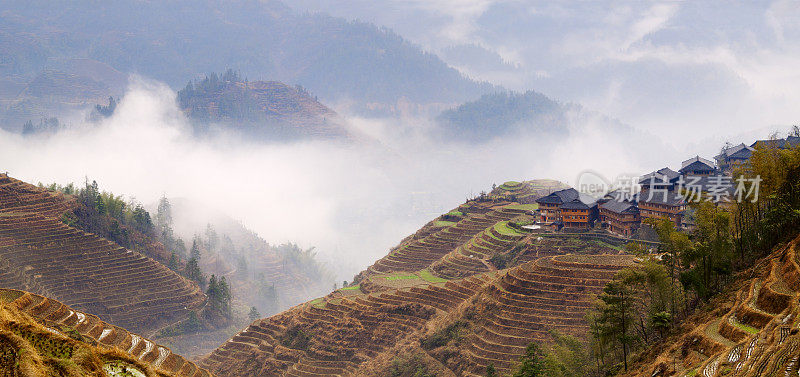 雾中的山顶村