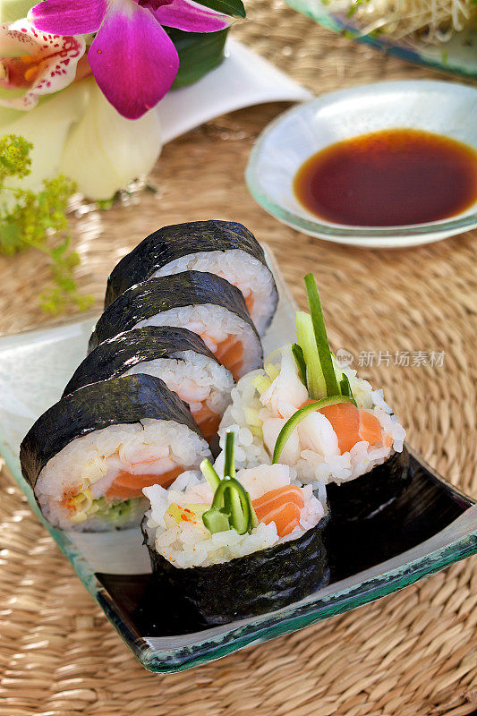 寿司配鲑鱼和对虾