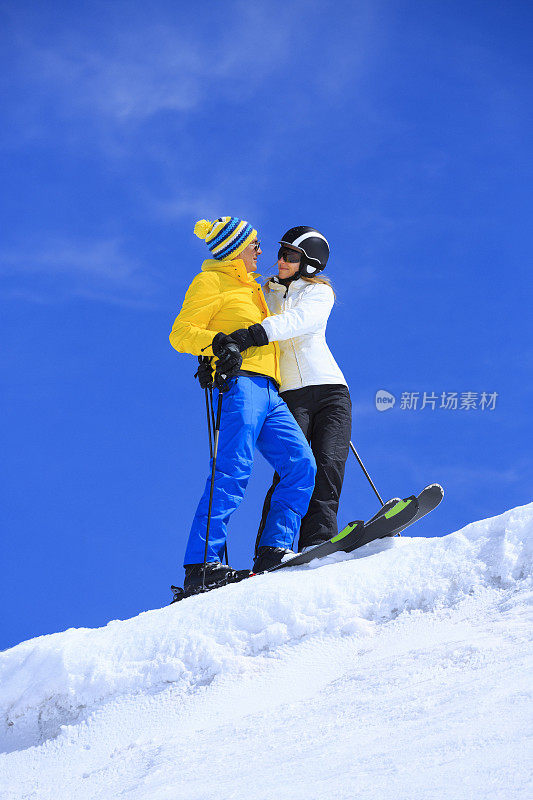 冬季运动男女滑雪者享受着休息