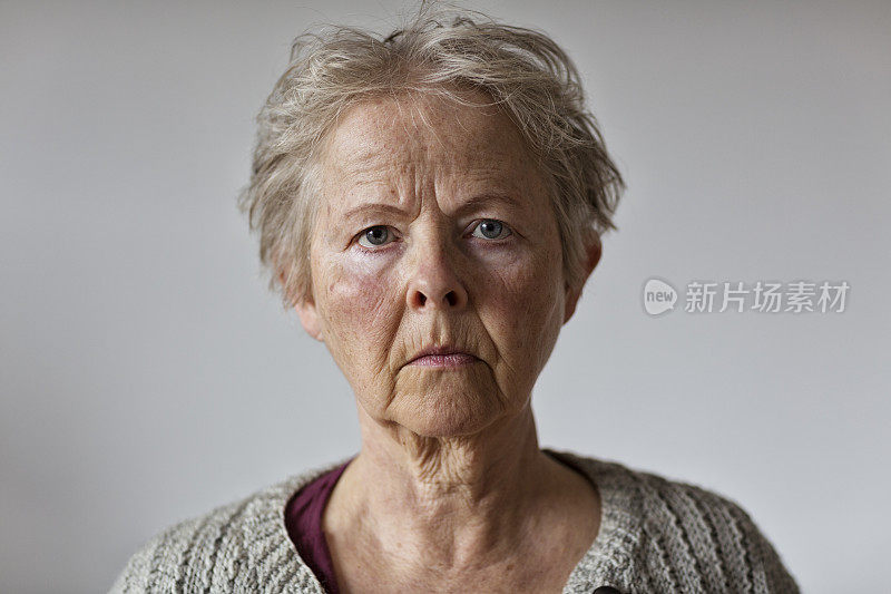 老年女性肖像抑郁症