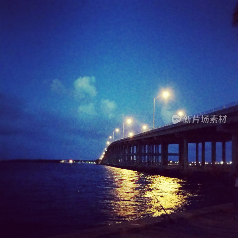 日落之后的迈阿密比斯坎湾大桥里肯贝克堤道