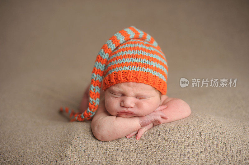 新生儿睡在针织帽里