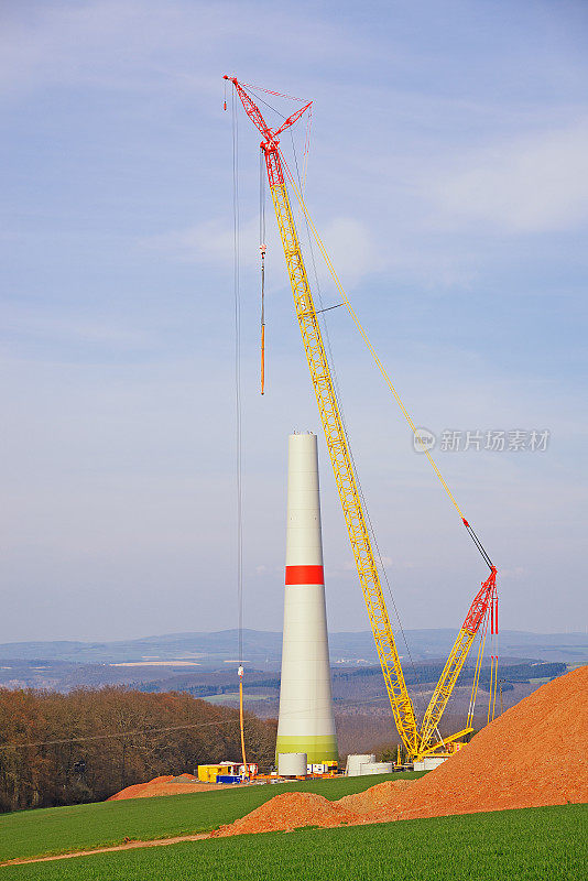 风力发电塔架施工现场采用移动式起重机