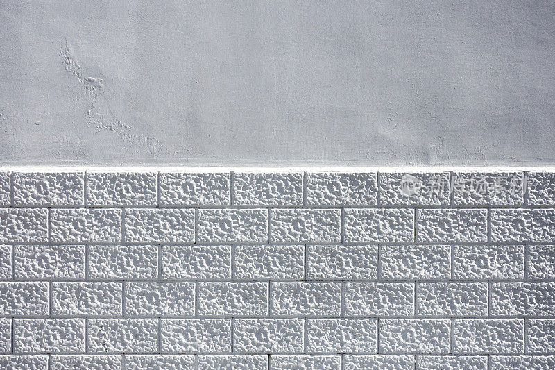 半瓷砖墙，白色油漆