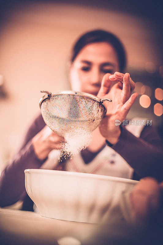 女人烤圣诞饼干