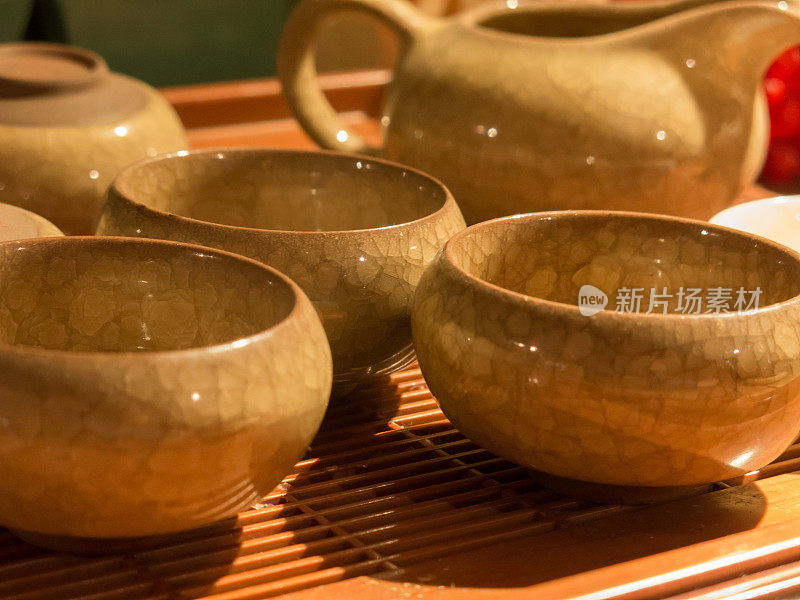 一套在竹席上的中国茶，特写。