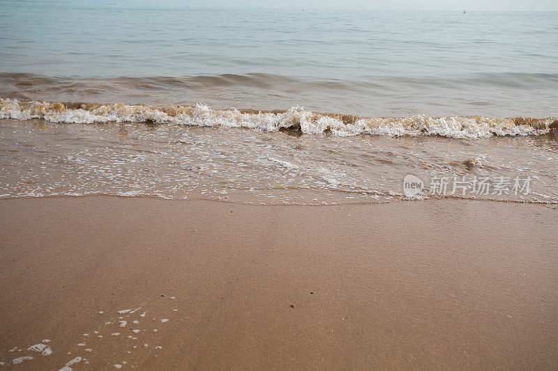 海浪和沙滩