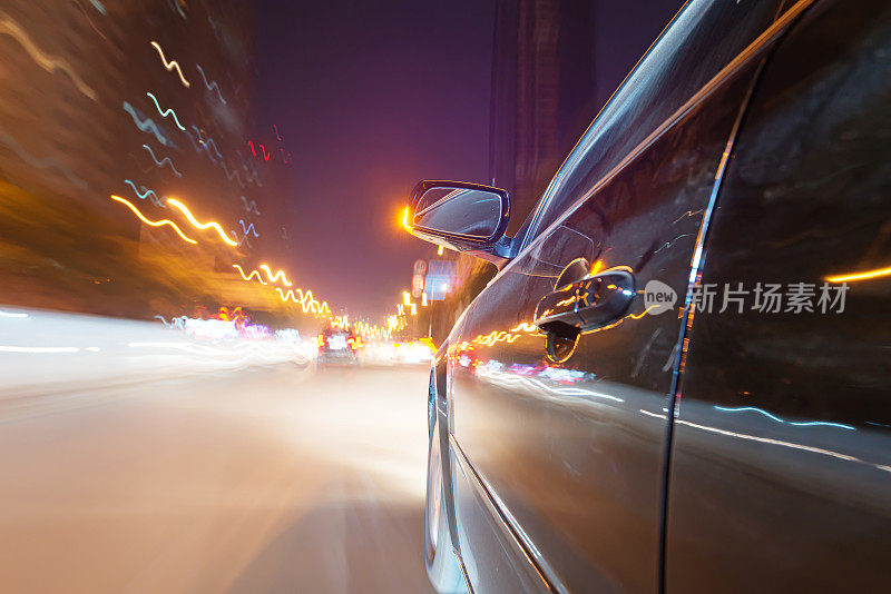 汽车在道路上的运动模糊背景