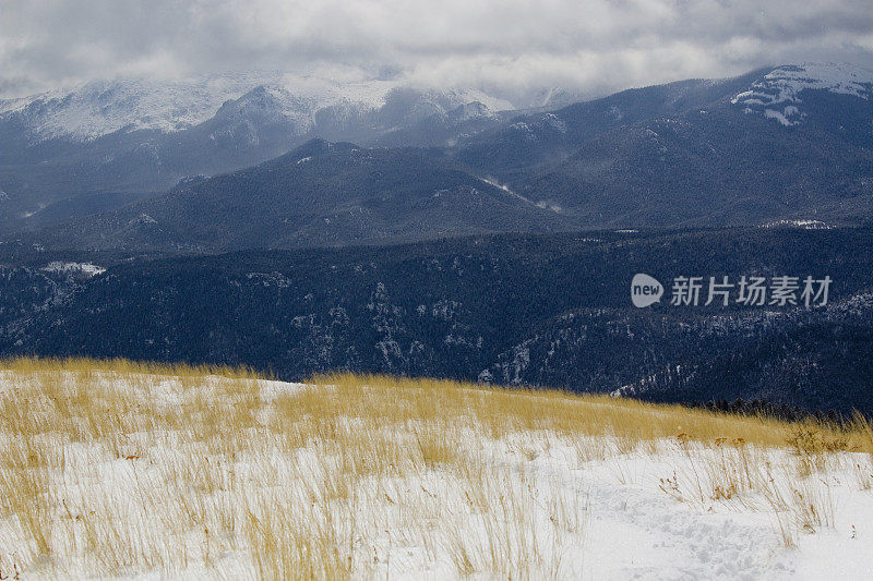 科罗拉多派克峰上的秃山和暴风云