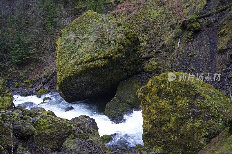 峡谷绿色的石头