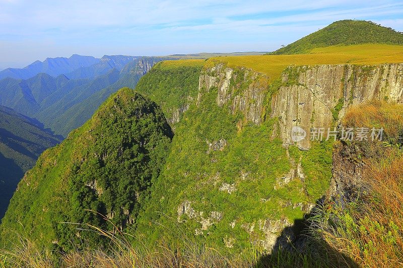 峡谷蒙特内格罗，令人印象深刻的岩石面山顶日出，巴西南部