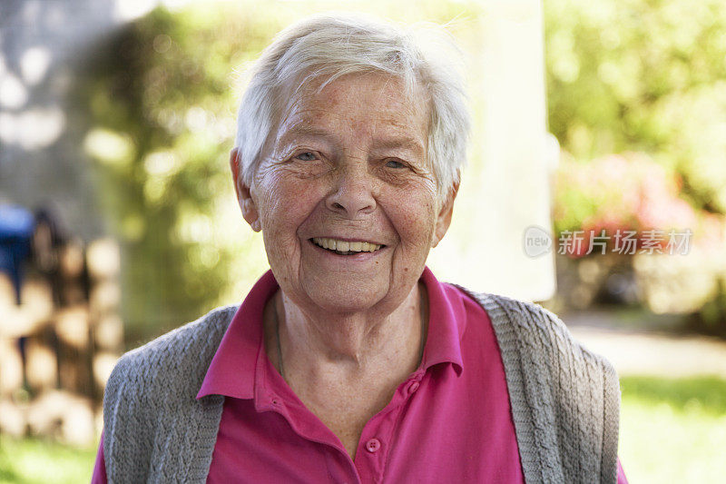 健康的老年妇女夏季肖像