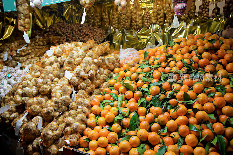 街市摊档出售橘子及蔬菜