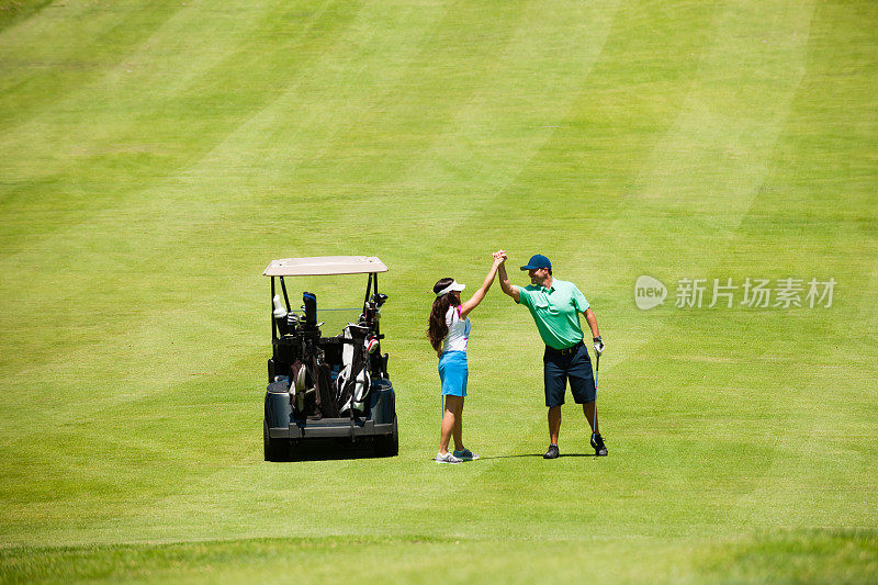 高尔夫夫妇在球道