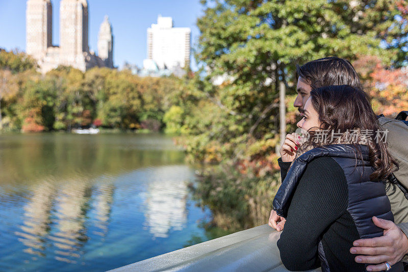 一对夫妇在纽约中央公园的秋天