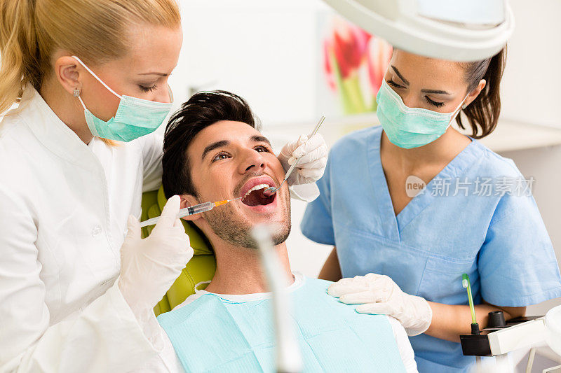 牙科医生的男病人