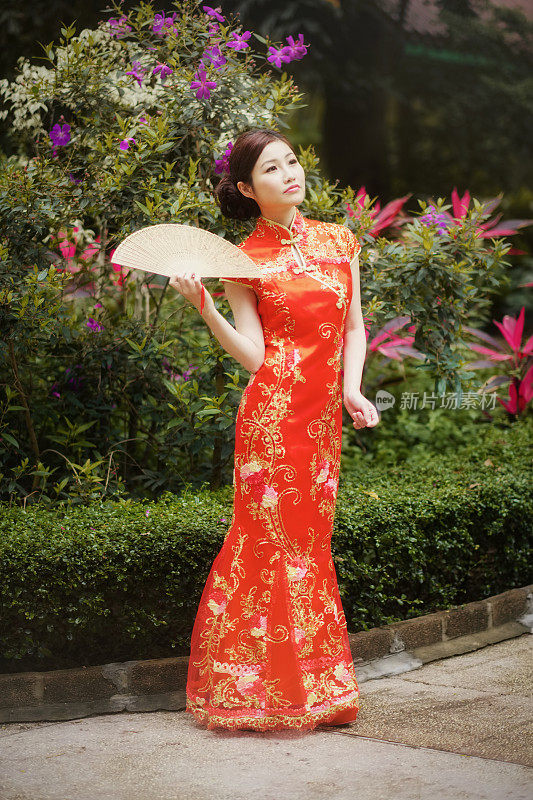 穿着旗袍的中国妇女
