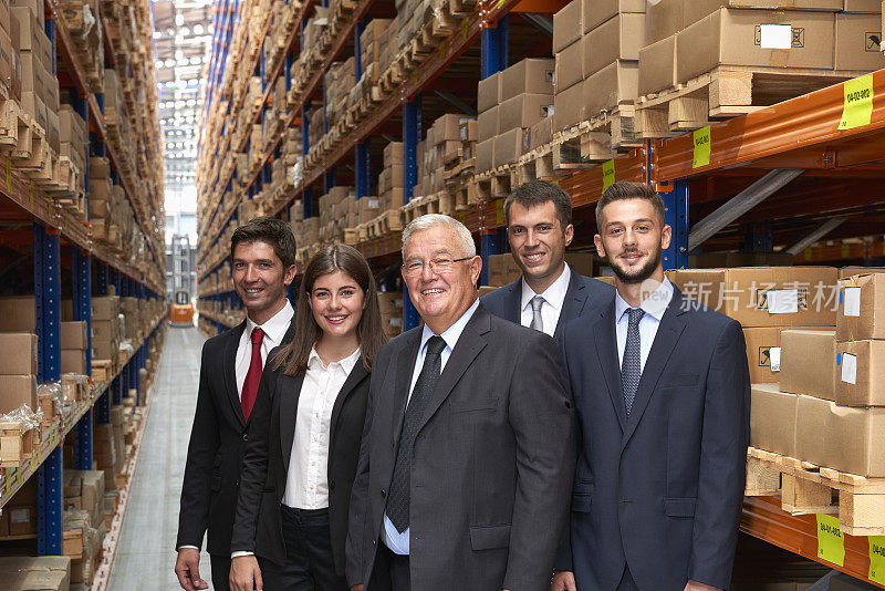 仓库工人站在过道上