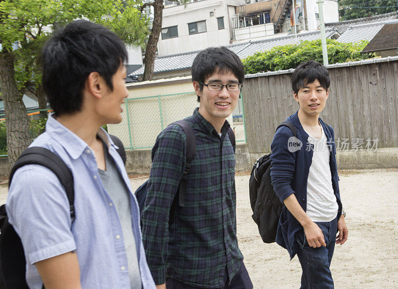 日本学生与朋友同学在日本京都