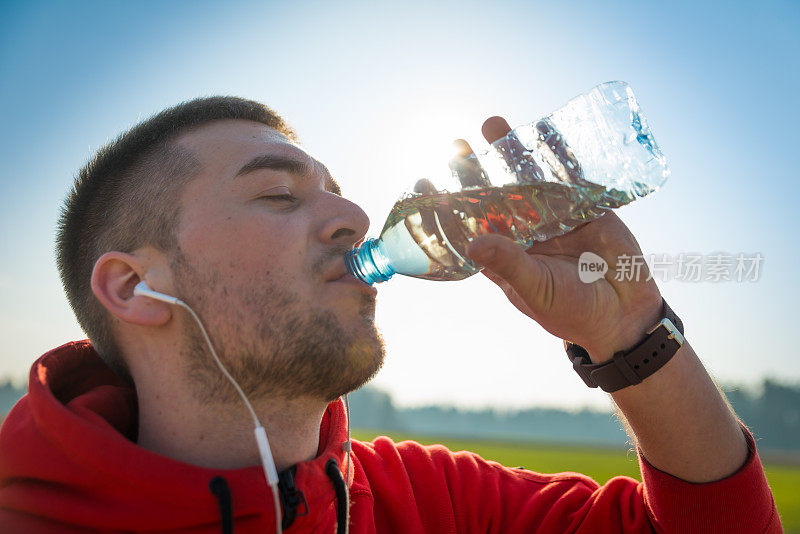 运动员跑步后喝水