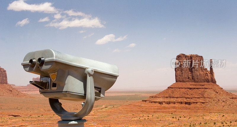 用望远镜观察纪念碑谷