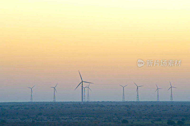 沙漠地平线上的风力发电厂