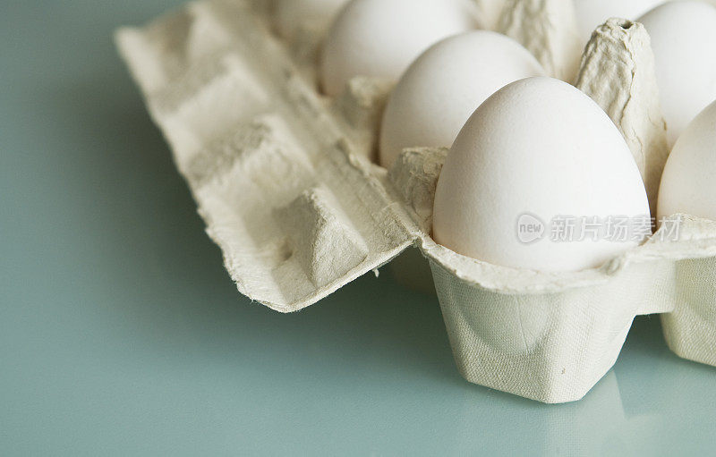 鸡蛋在纸盒表面的特写