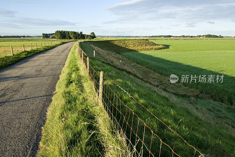 堤坝上的弯曲道路