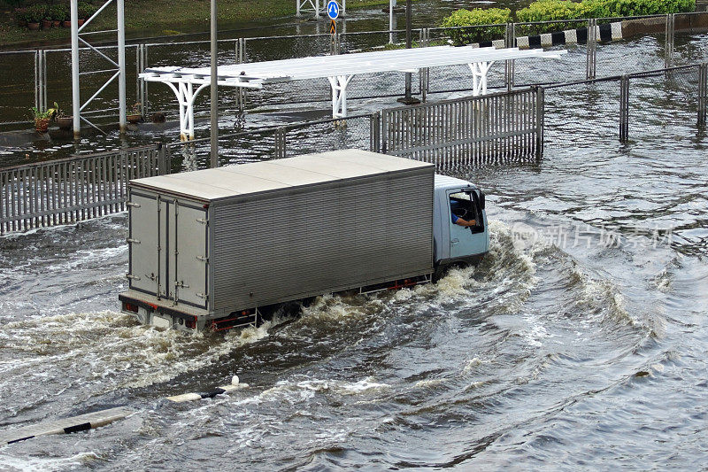 泰国曼谷，在洪水中驾驶的汽车