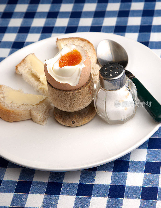 半熟的鸡蛋放在盘子里