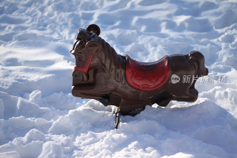 雪中的玩具马