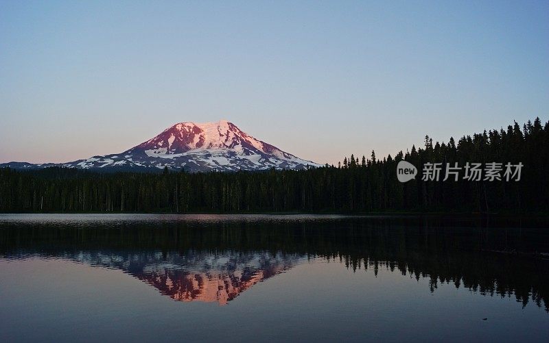 亚当斯山最后的光芒