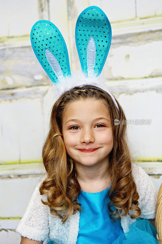 戴着兔耳朵的快乐小女孩